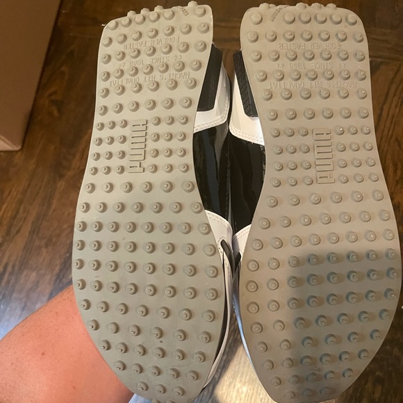 NEW Women’s Puma Sneakers - Picture 3 of 4